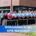 Polizisten vor Haus