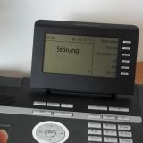 Ein Telefon mit dem Wort "Störung" im Display. 